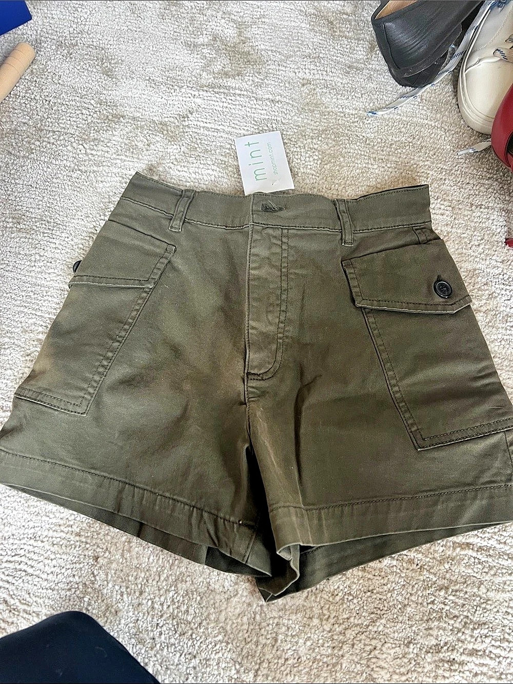 FRAME Clean Utility Shorts in Green
